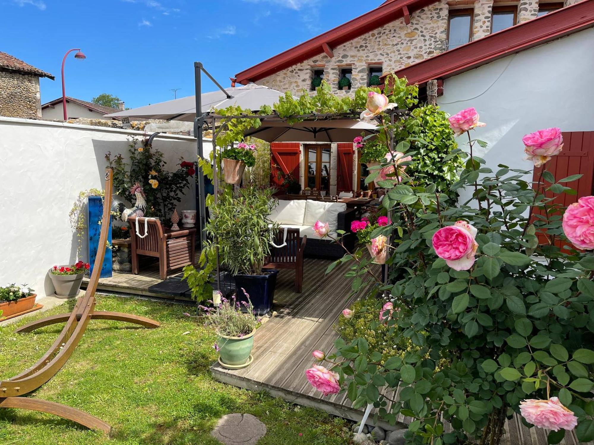 Entre Pays Basque Et Bearn Bed & Breakfast Lahontan Exterior photo